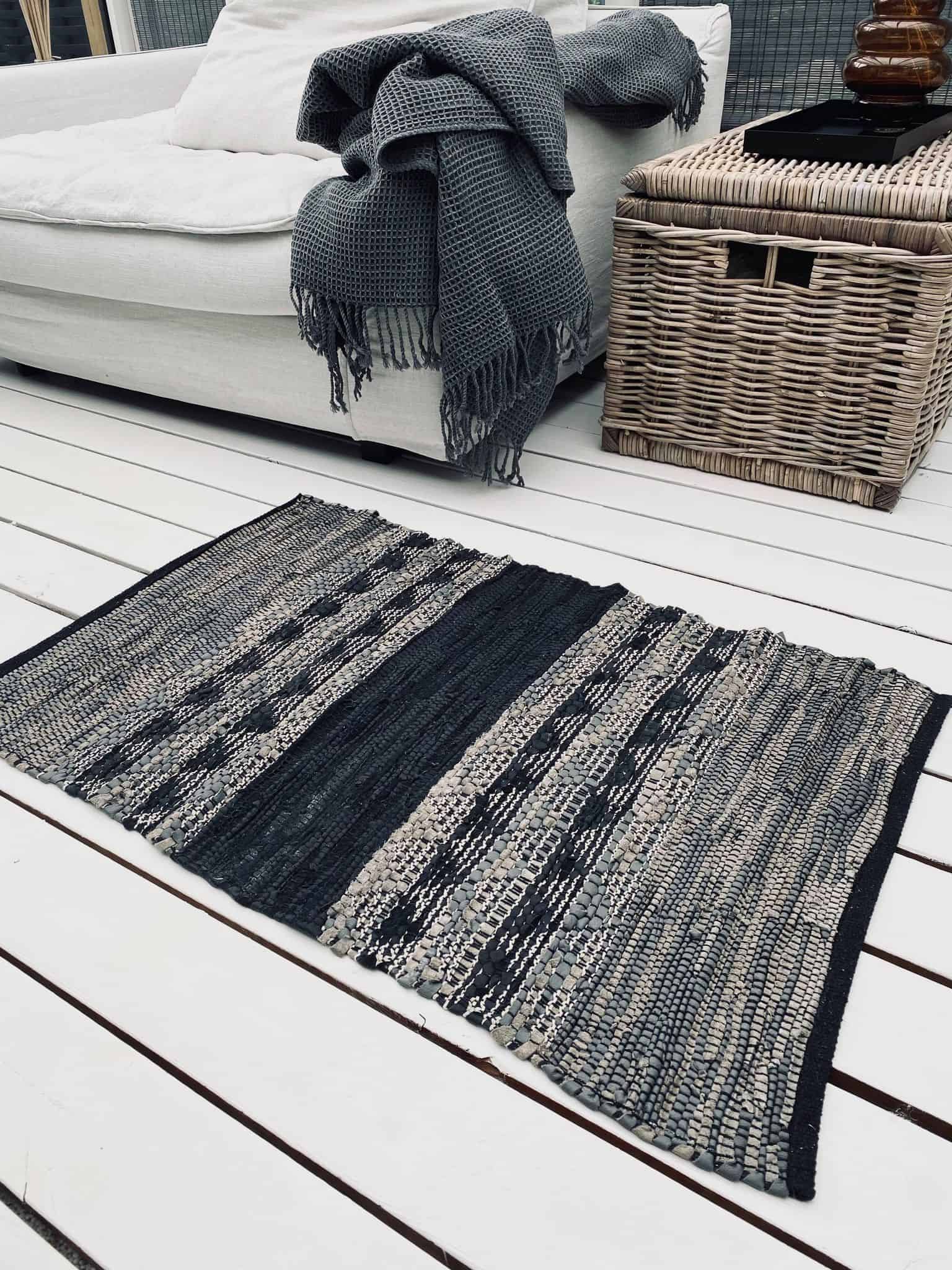 Gulvtæppe i skind – Sort mønster – 60x90cm