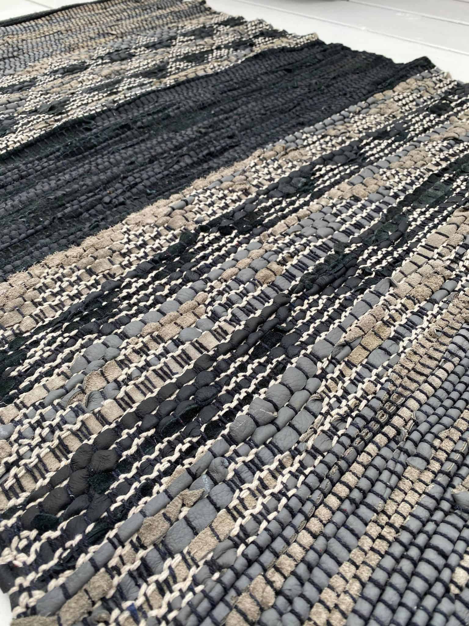 Gulvtæppe i skind – Sort mønster – 60x90cm